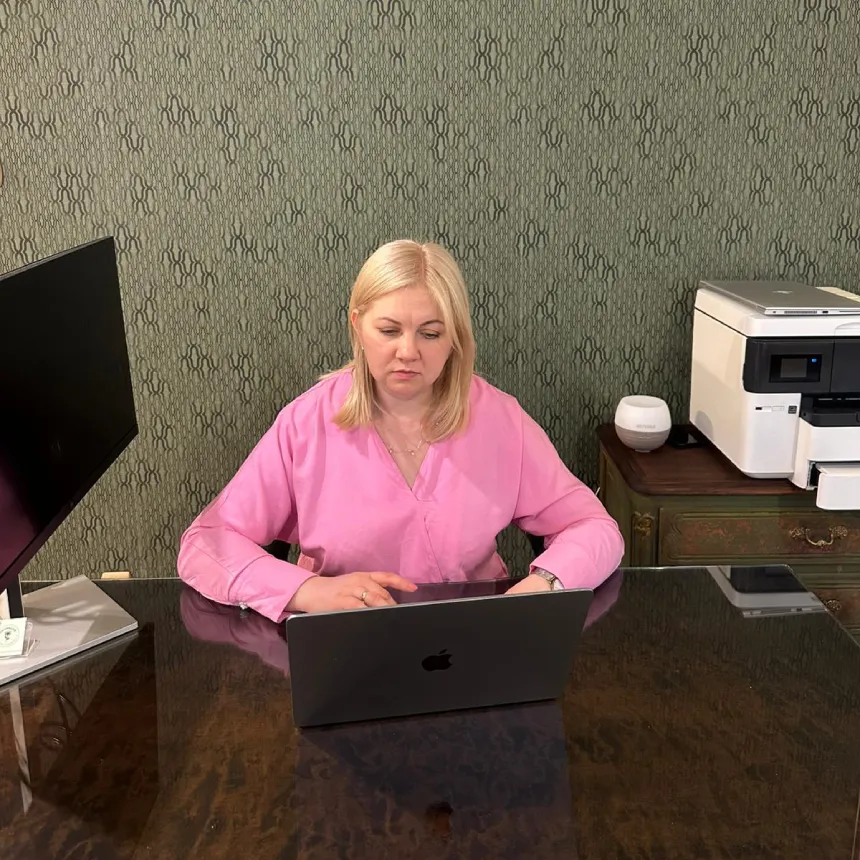 kobieta pracuje przy laptopie